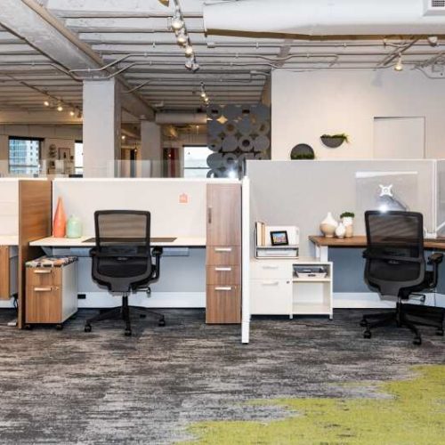 neocon-2021-divi-linear-with-gallery-panels-height-adjustable-tables-suspended-ped-and-calibrate-storage-shown-with-revere-and-essex-seating_md